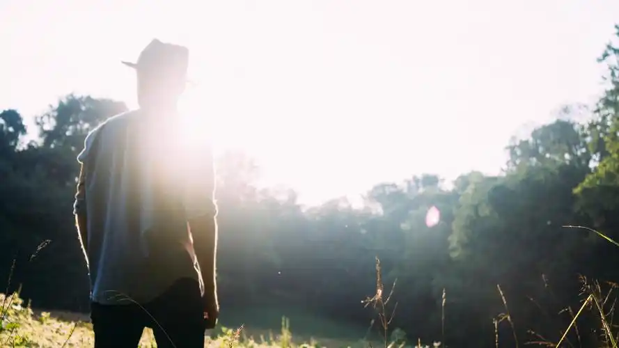 欧美男生背景黑白高清壁纸