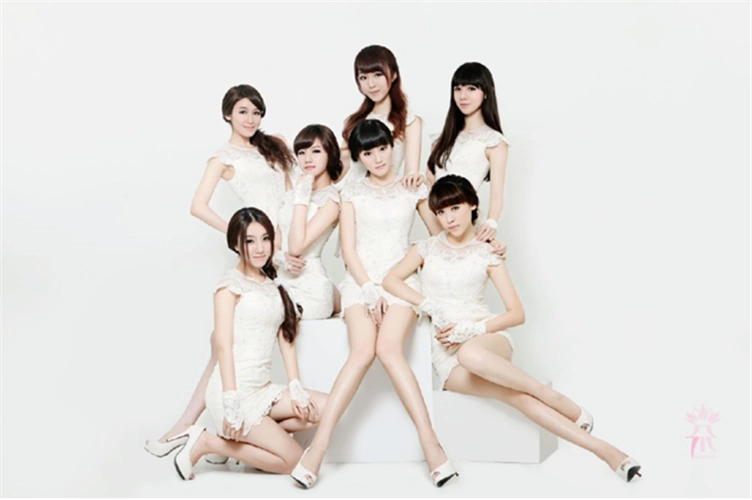 "七朵"是由黑钻文化与华音世纪于2012年联合推出的第一支主打中国风