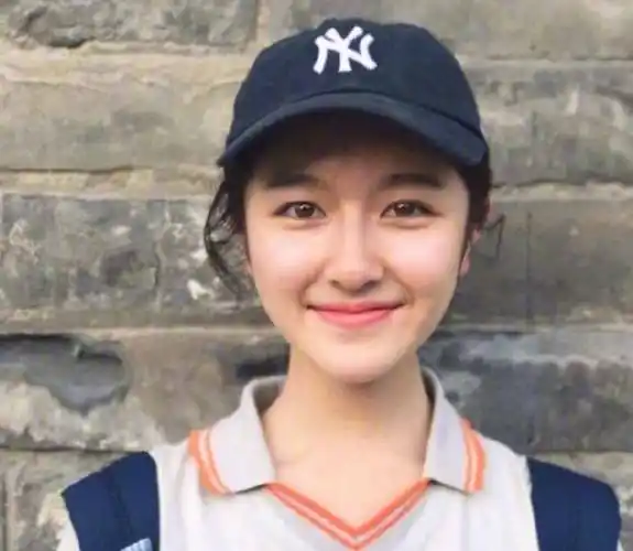 最近一段时间李兰迪一组体育上课照,也是被网友疯传了起来,照片中的她