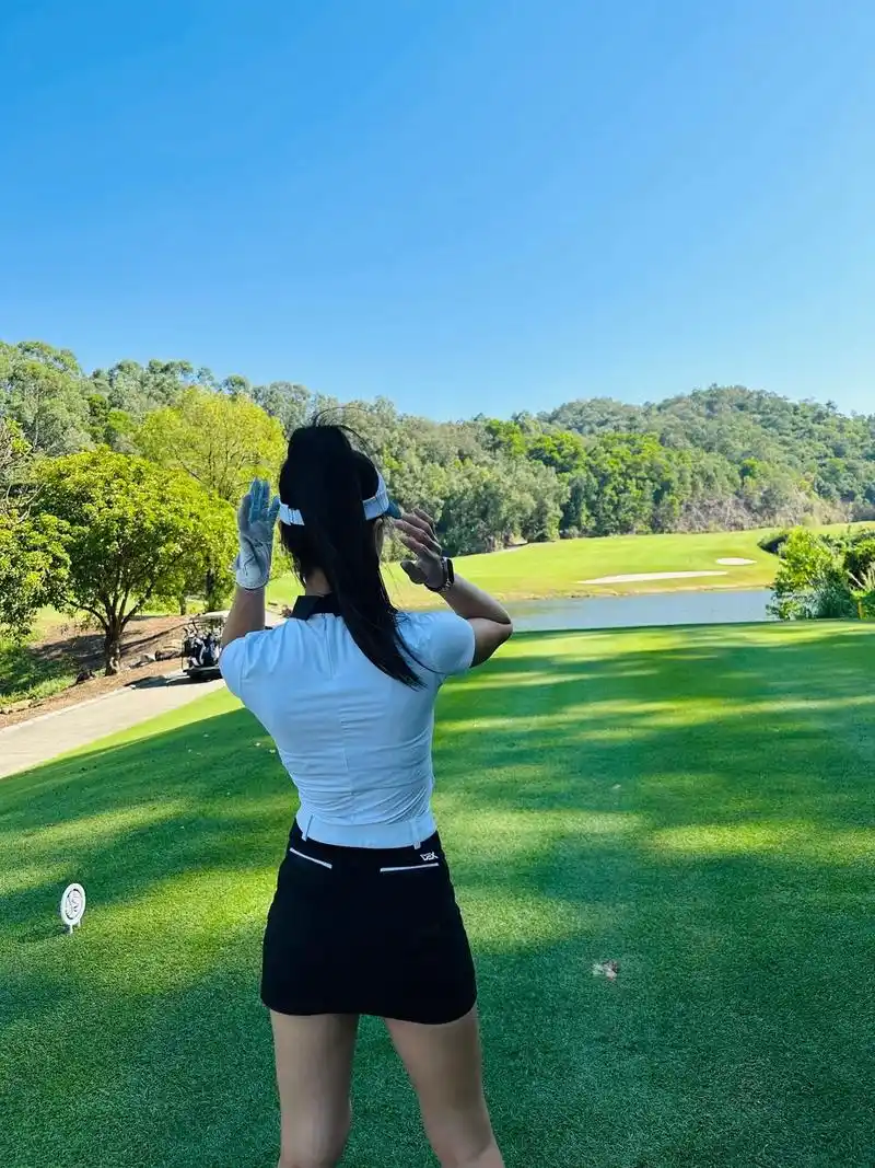 我终于也有打球的照片啦,开心的一天呀#小白球 #高尔夫美女  - 抖音