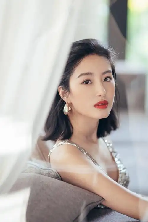 杨采钰三亚暖阳下闪着微光的temperleylondon珠片露背裙装