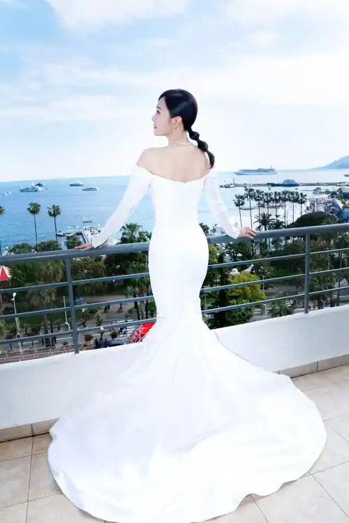 秦岚白色鱼尾裙亮相戛纳红毯 优雅大气