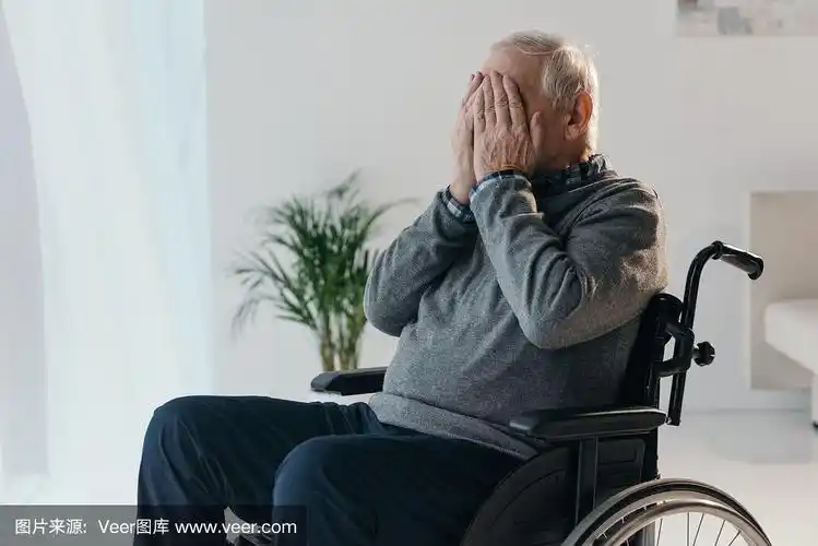 坐在轮椅上的悲伤老人用手捂着脸
