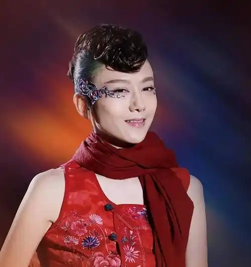 杨丽萍上台没穿衣服?服装都是彩绘的,镜头放大时太"抢眼"!