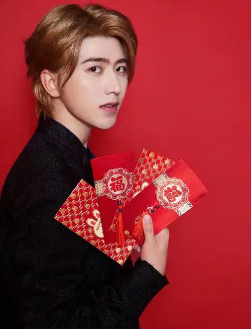 组图蔡徐坤新春写真曝光手拿红包祝贺除夕快乐