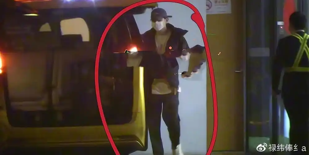 被爆约会angelababy深夜拍邓伦离开三亚躲在角落里失落吸烟