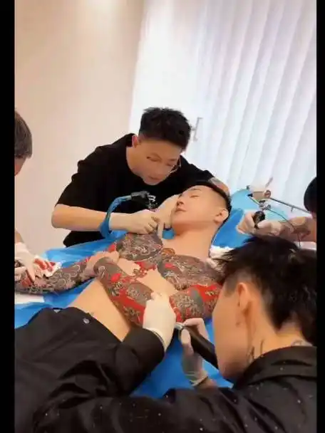 高迪的新纹身,帅不帅?