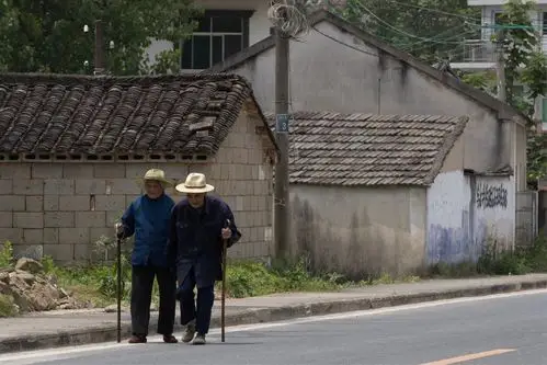 5.6 中午烈日下的合溪村口公路上