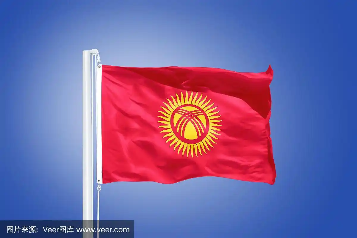 蓝天下飘扬的吉尔吉斯斯坦国旗