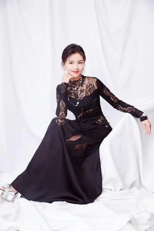 41岁秦岚难得性感大波浪配半透视蕾丝裙优雅妩媚成熟有韵味