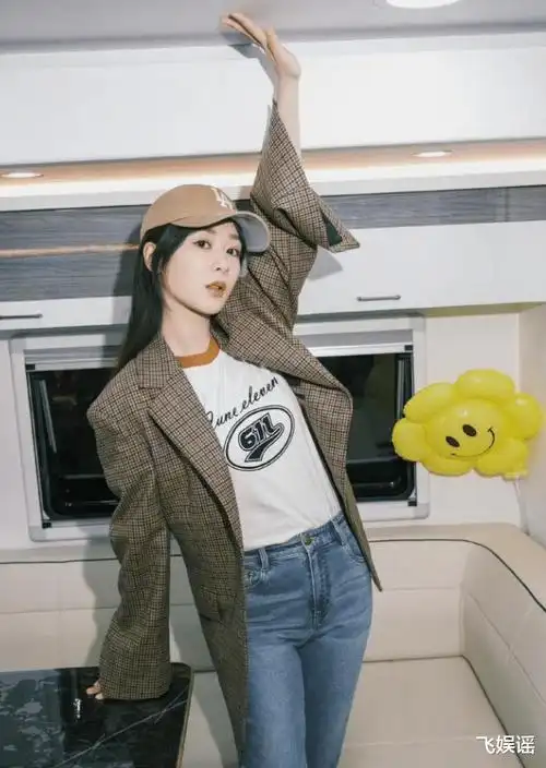 杨紫情人节晒照,穿格纹西装搭配蓝色牛仔裤,时尚又减龄插图2