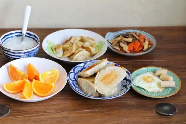 自我隔离13天,家里蔬菜所剩无几,早午餐一起吃,发朋友圈被点赞