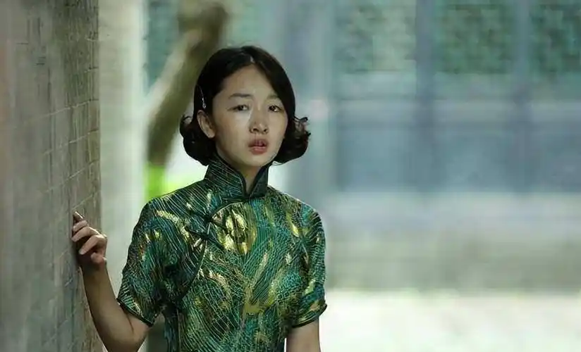 本以为周冬雨穿不了旗袍,当配了小披肩后,才知道什么是古典女神_身材