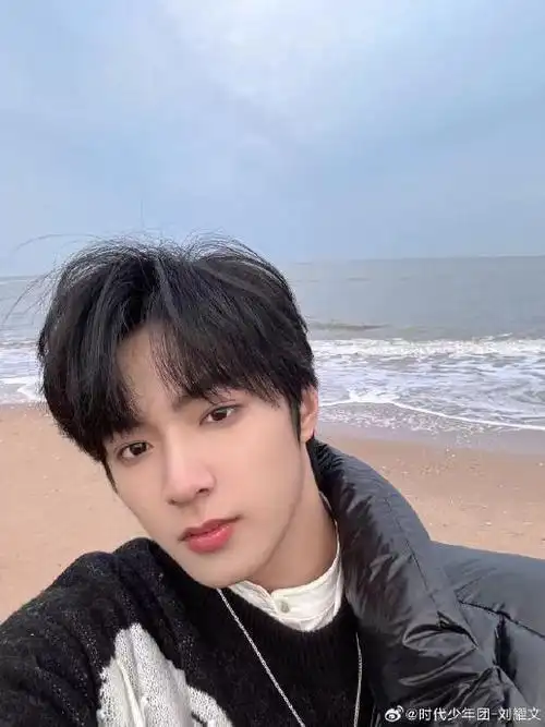 刘耀文海边自拍随拍来啦,是满分帅气的耀文