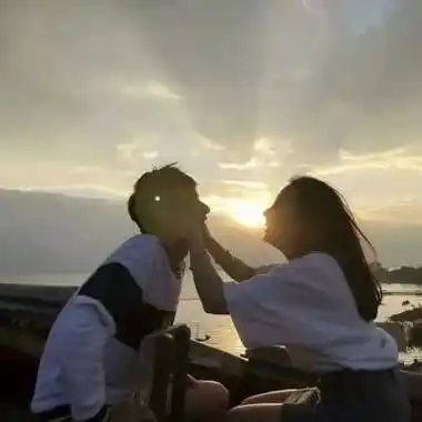 情侣头像海边背影唯美热情却不张扬