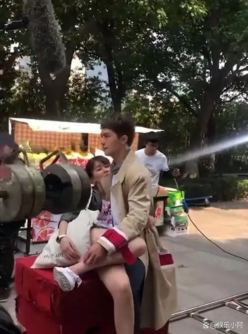 难怪导演不敢拍下半身,原来镜头外的下半身,全都"暗藏玄机"!