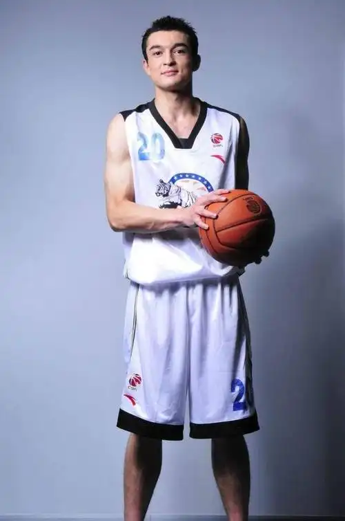 情深义重!周琦,新疆男篮官方先后发文告别西热力江