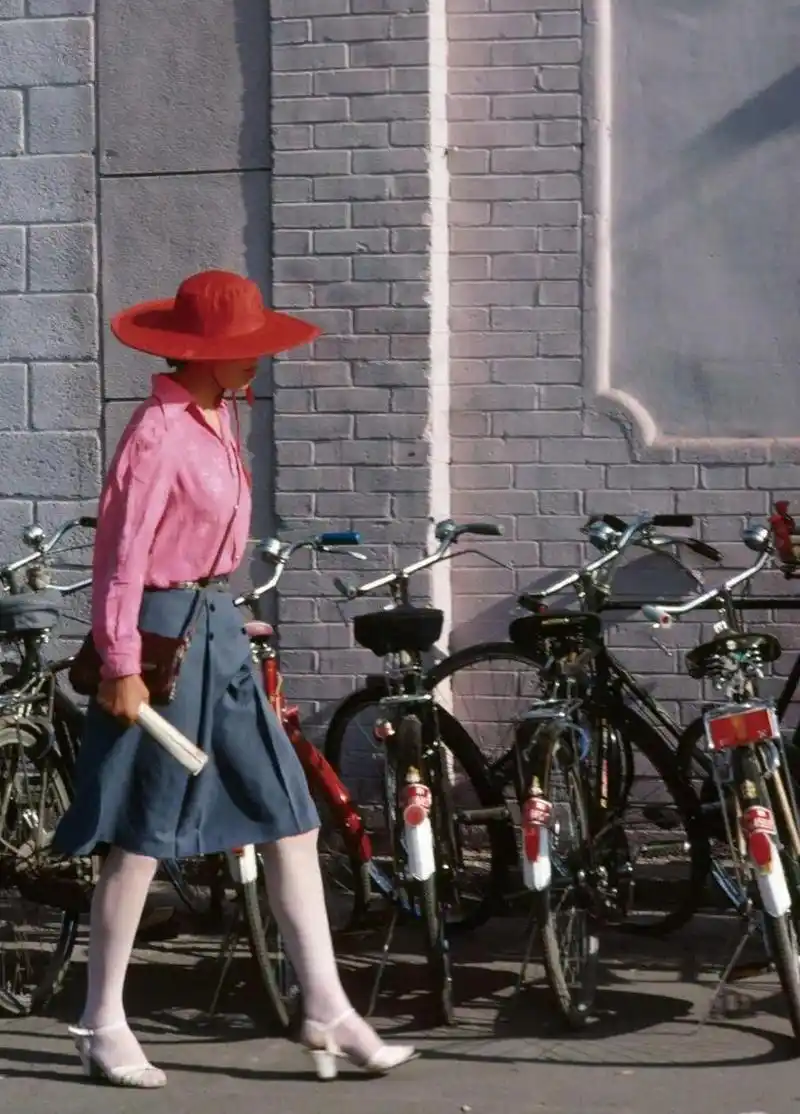 在上世纪80年代,图中这位女生的穿搭算是挺时尚的了.