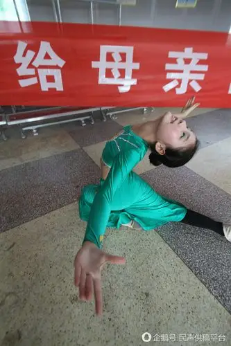 再回眸:山东十三岁女生自编舞蹈献天下母亲