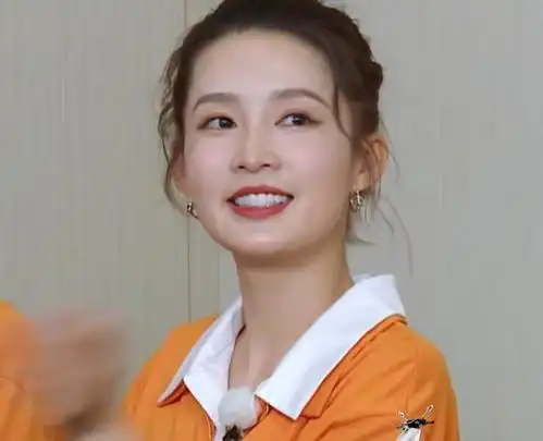 跑男集体开会,谁注意李沁和baby的坐姿?已婚和未婚区别一目了然