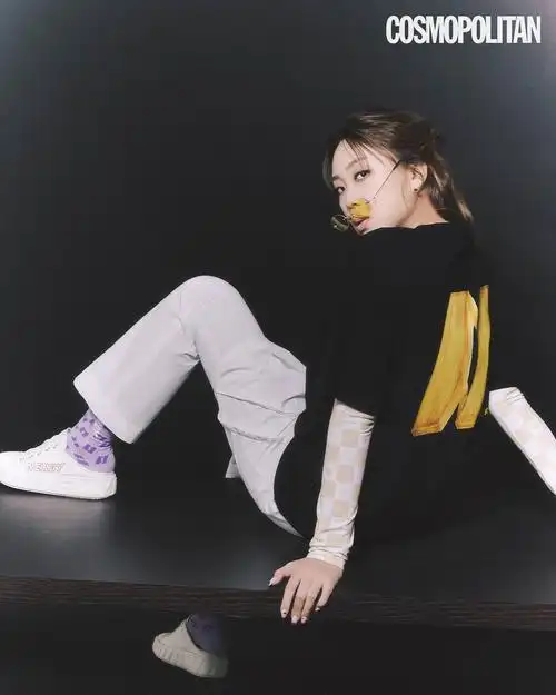 韩国女歌手李英智磪有情携手拍杂志写真