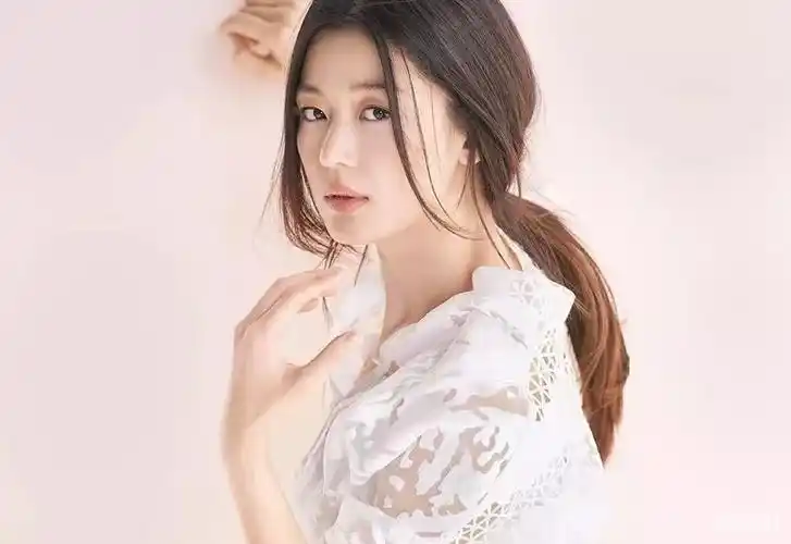 低马尾一般不挑人,不过脸型较长的女生特别适合低马尾,会显得脸没有