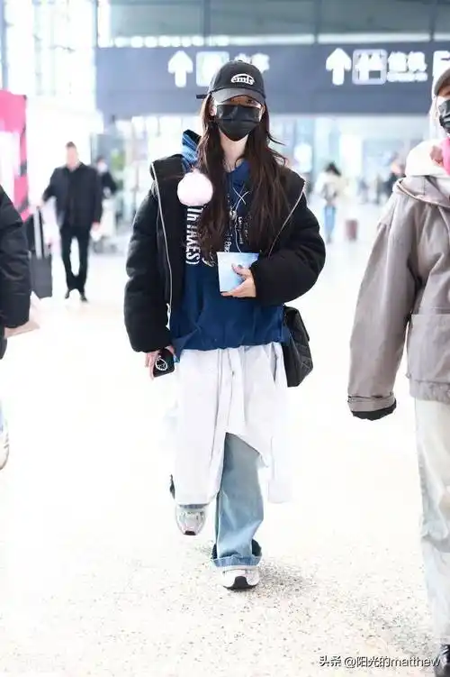 街拍:杨超越黑色短外套 棒球帽 牛仔裤 长衬衫时尚随性_上海_机场_粗