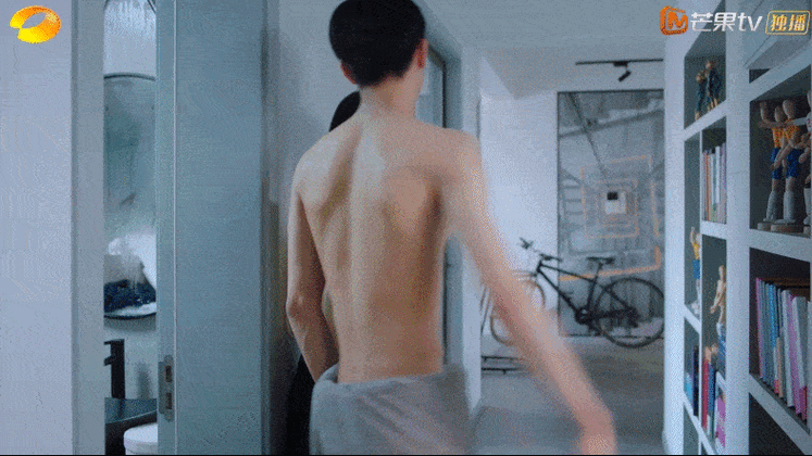 大家还记得宋威龙在《下一站是幸福》里曾露过腹肌吗?