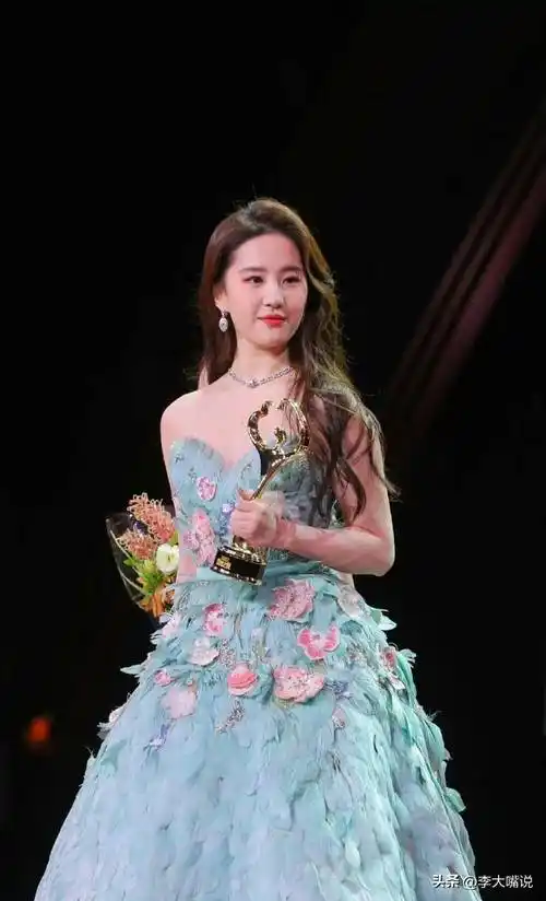 刘亦菲母亲刘晓莉长得比女儿还漂亮两婚两离65岁单身也幸福