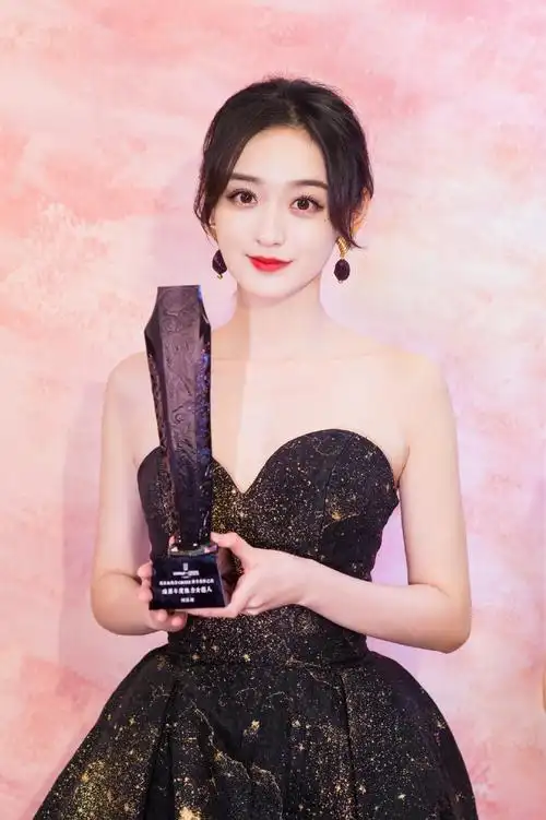 简介:何泓姗黑色抹胸裙性感写真图片,分享一组何泓姗图片给大家,图中