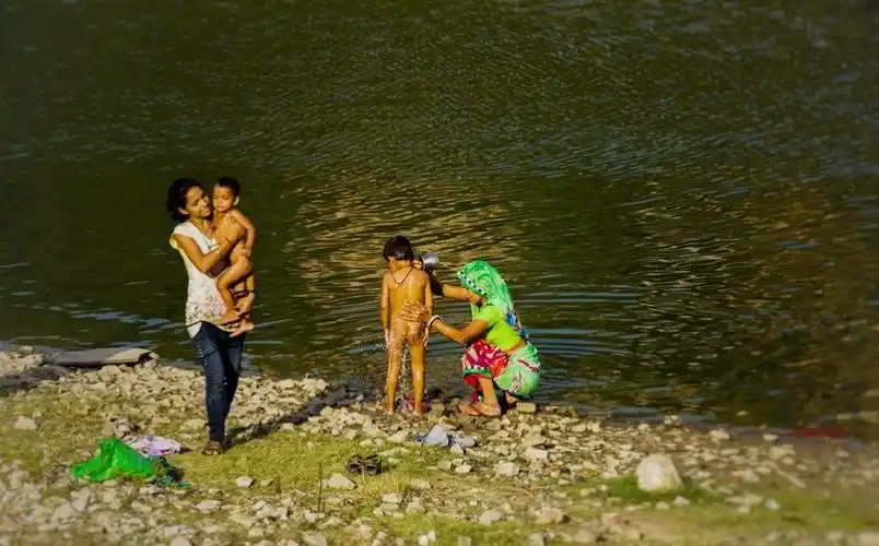 河边给孩子洗澡