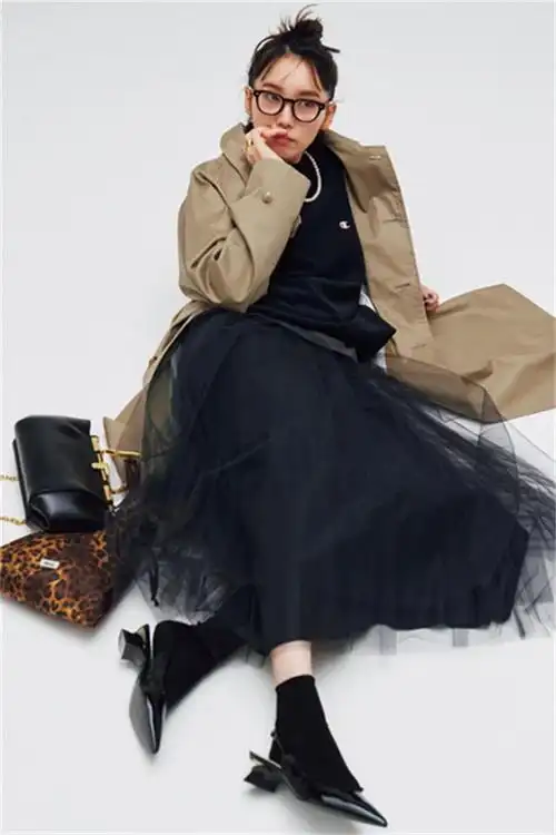 的商务人士的时尚杂志,会关注女性们的生活方式和适合通勤的时尚穿搭