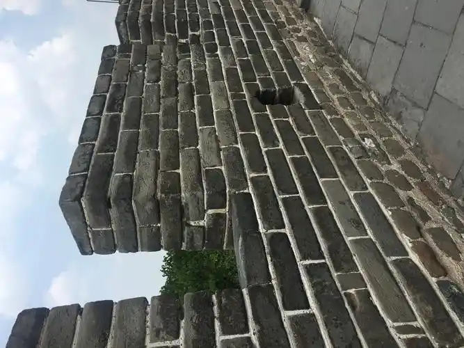 "城墙外沿有两米多高的成排的垛子,垛子上有方形的了望口和射