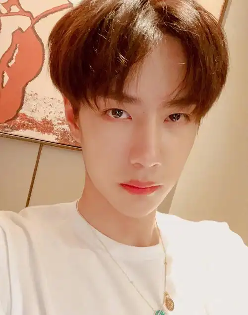 青春少年王一博时尚休闲生活照