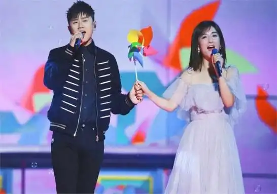 谢娜张杰结婚13年,出门仍然牵手搂腰,互动亲密