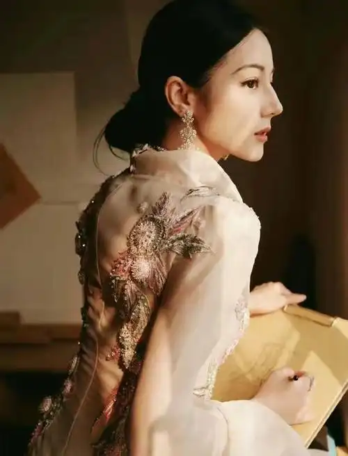 喔!迪丽热巴穿大v领刺绣礼服 秀而不媚宛如异域公主!