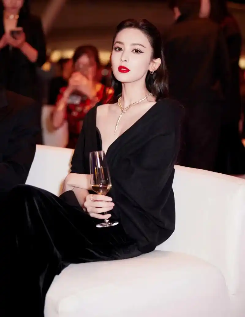 女神古力娜扎,一袭黑色抹胸礼服 美的好有高级感.#古力娜扎