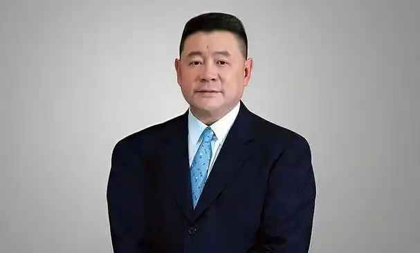 他关闭300家公司套现500亿举家移民逃往英国刘銮雄现状如何