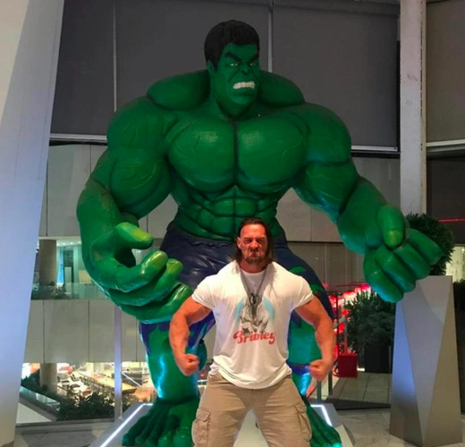 他15岁健身战胜白血病和肝炎成了身高2米体重305磅肌肉巨兽