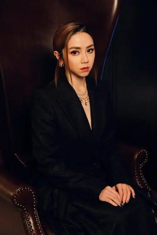 邓紫棋深v礼服造型霸气干练现场惊艳开唱气场全开