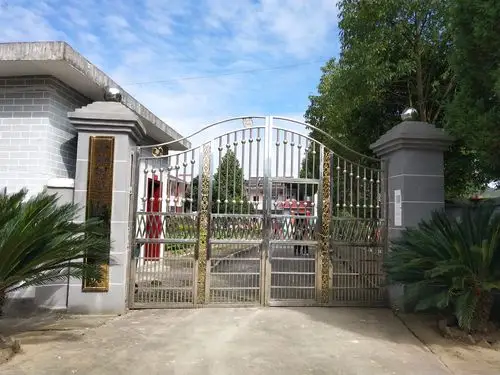 拍下光荣敬老院的大门,以后有时间经常来看看