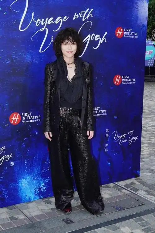 窦靖童香港出席活动,畅谈星二代身份与音乐之路