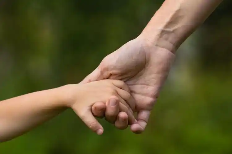 牵手图片-草地上母亲拉着孩子的手素材-高清图片-摄影照片-寻图免费