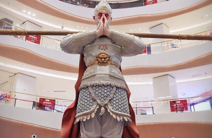 而孙悟空的雕像放在了西安大悦城的次中庭,正对面就是大雁塔.