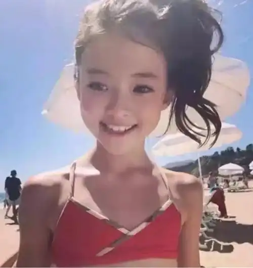 穿成这样有伤风化小女孩穿性感泳衣自拍被指责太早熟