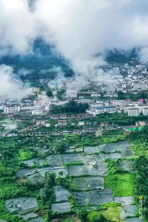 ▼(云雾中的墨脱县城,摄影师@马春林)也成为极难抵达的险峻之地而被誉