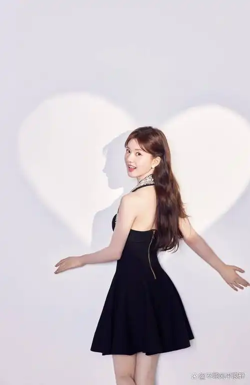 赵露思是中国娱乐圈高知名度的偶像艺人,以甜美的长相和可爱的形象