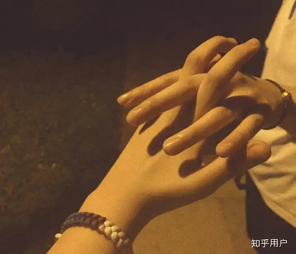 有没有情侣手牵手的照片只要手的走在街上的那种谢谢