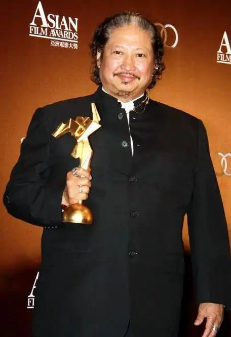 有一次洪金宝说很多人都可以喊周星驰为星爷但我不能