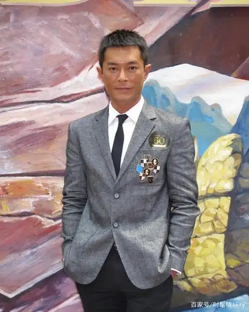 古天乐真是正能量明星的代表,这么大岁数穿紧身西装,一点不油腻